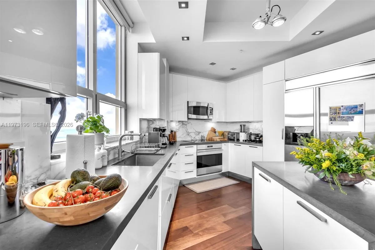 848 Brickell Key Dr, Miami FL 33131