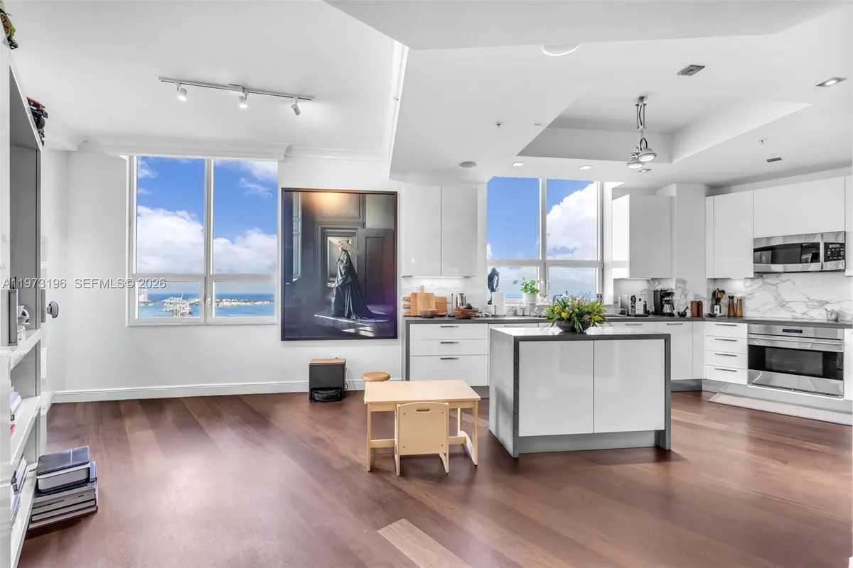 848 Brickell Key Dr, Miami FL 33131