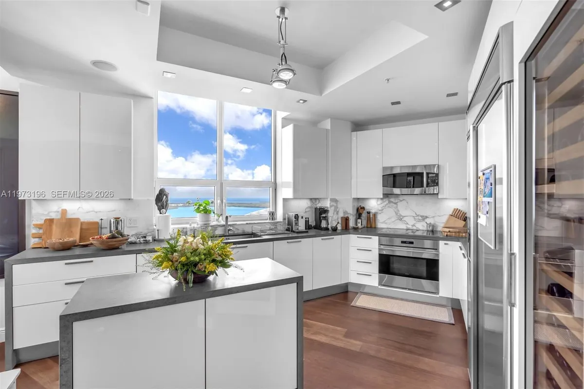 848 Brickell Key Dr, Miami FL 33131