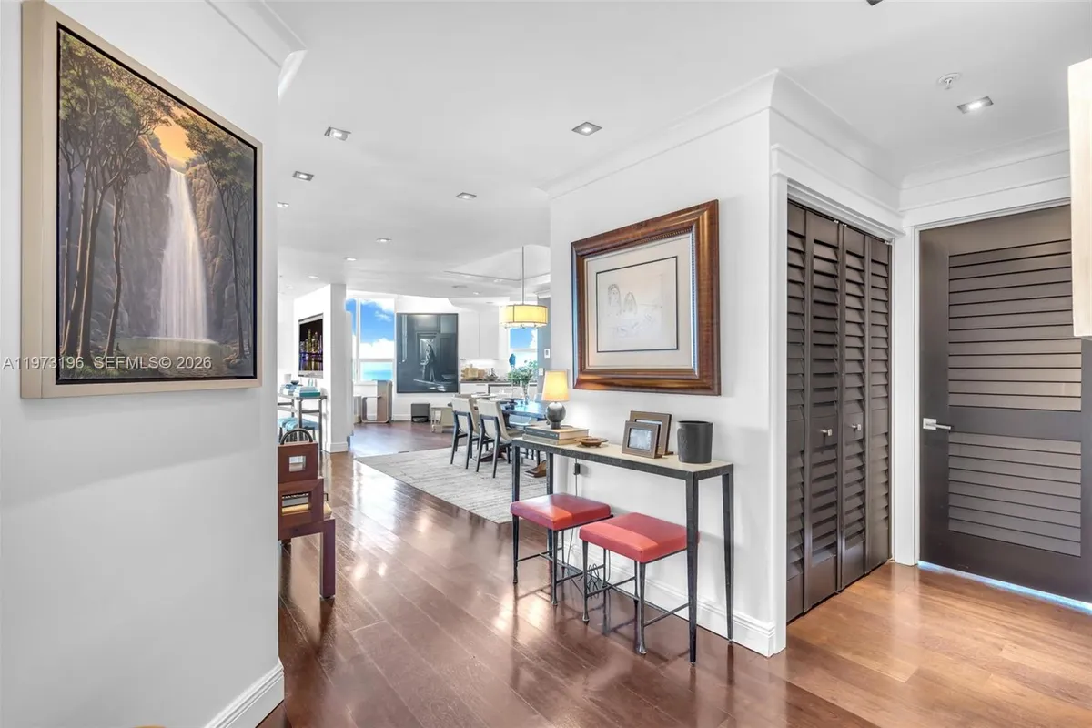 848 Brickell Key Dr, Miami FL 33131