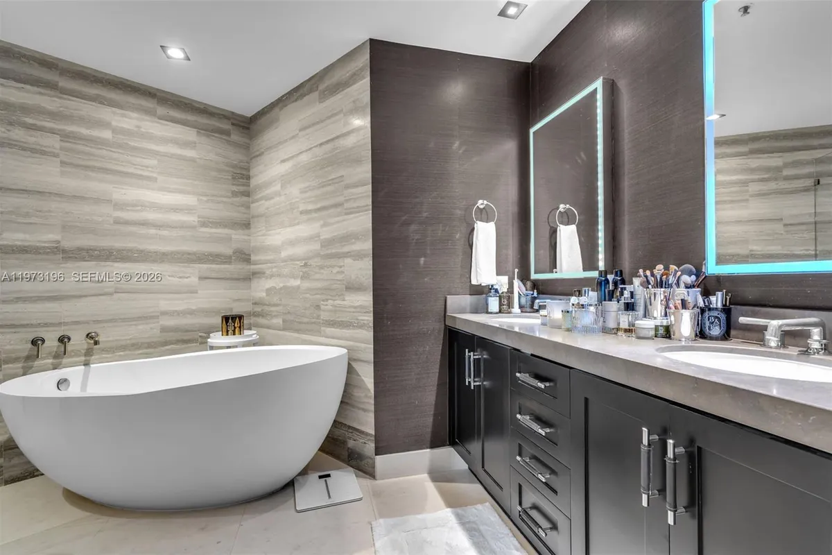 848 Brickell Key Dr, Miami FL 33131