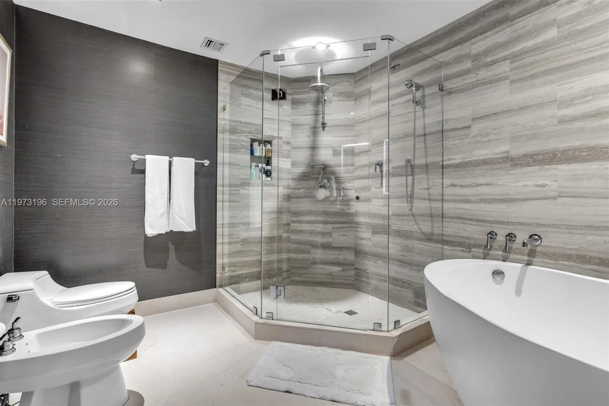 848 Brickell Key Dr, Miami FL 33131