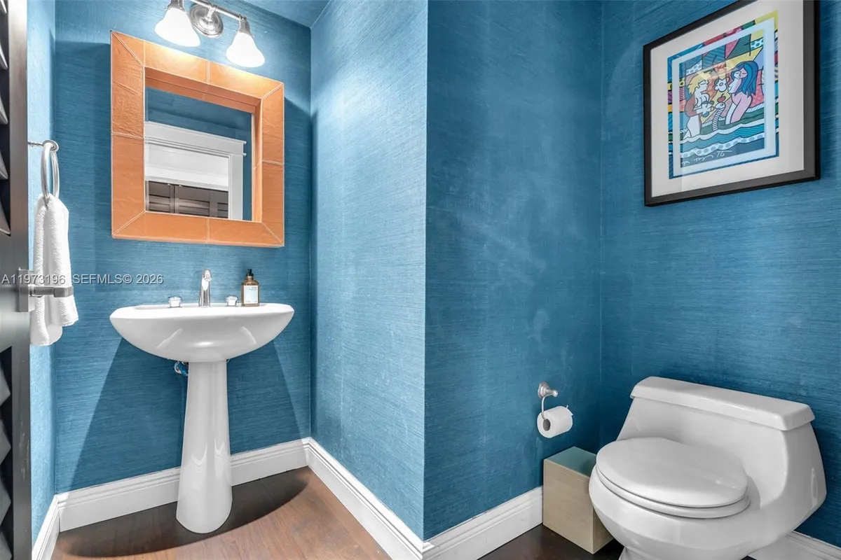 848 Brickell Key Dr, Miami FL 33131