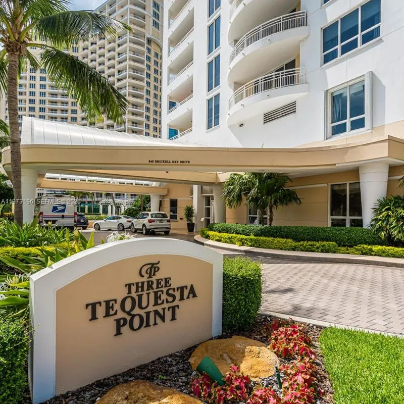 848 Brickell Key Dr, Miami FL 33131