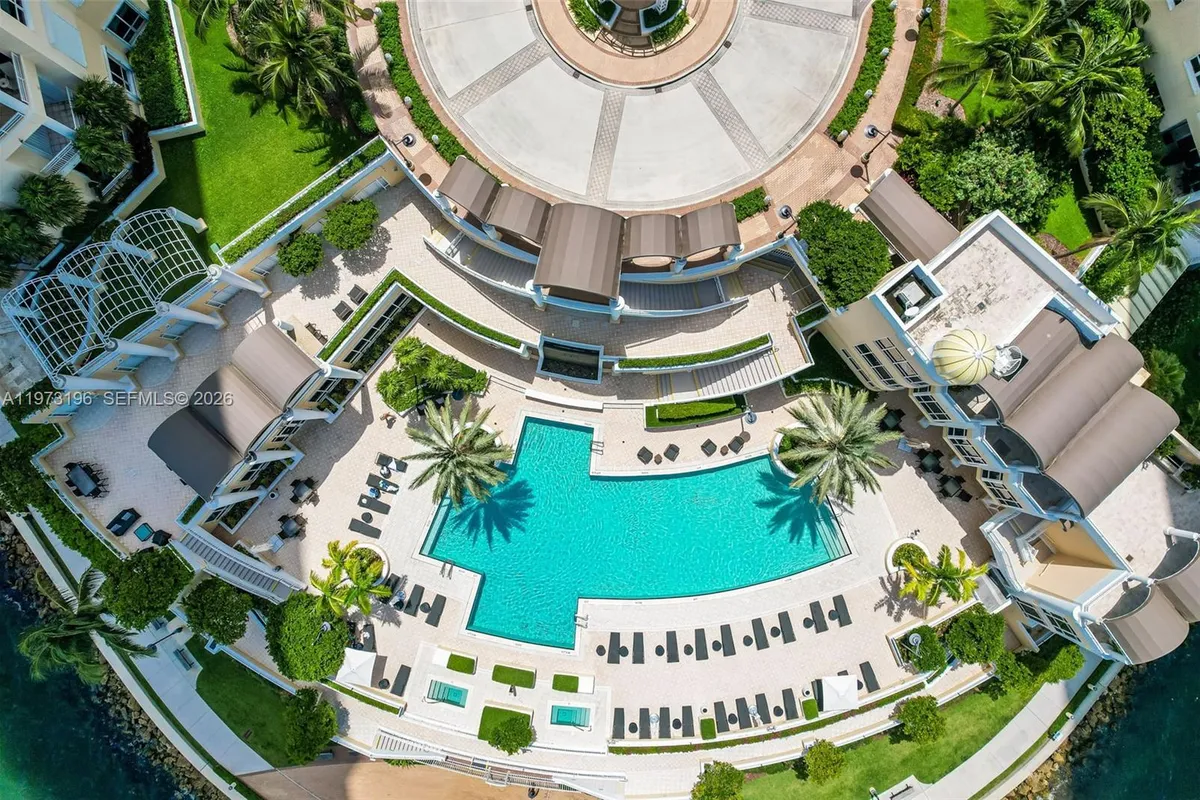 848 Brickell Key Dr, Miami FL 33131