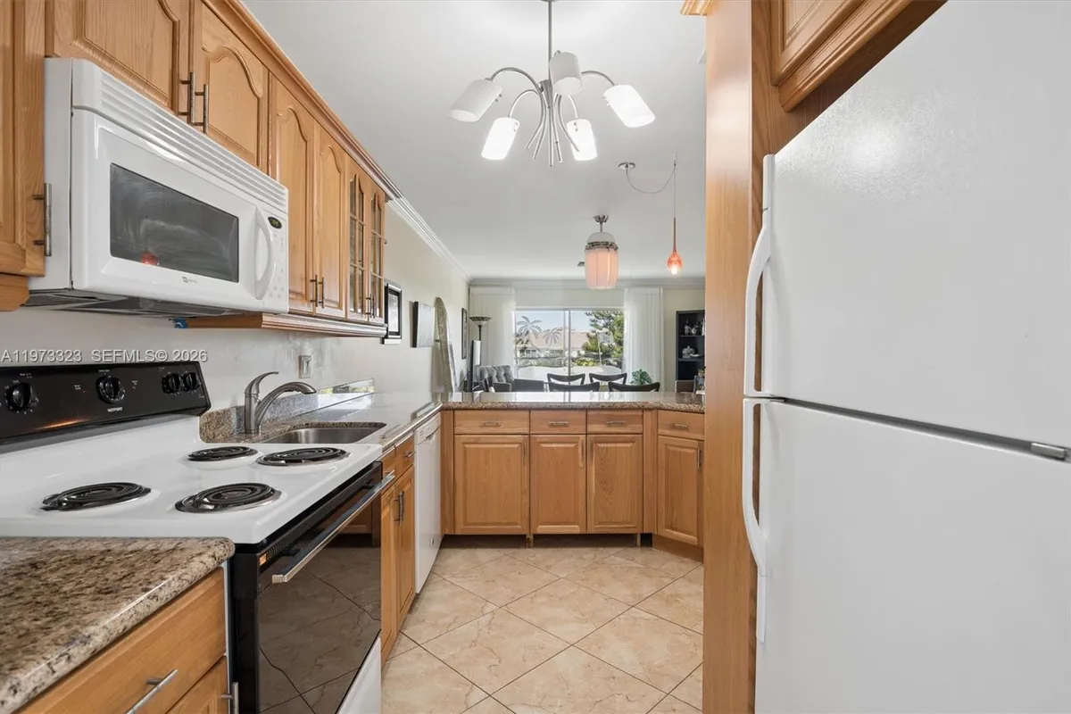 1000 Hillcrest Ct # 303, Hollywood FL 33021