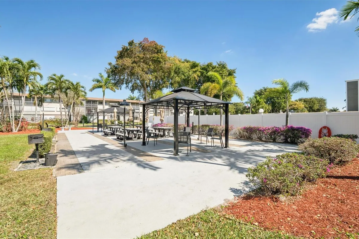 1000 Hillcrest Ct # 303, Hollywood FL 33021