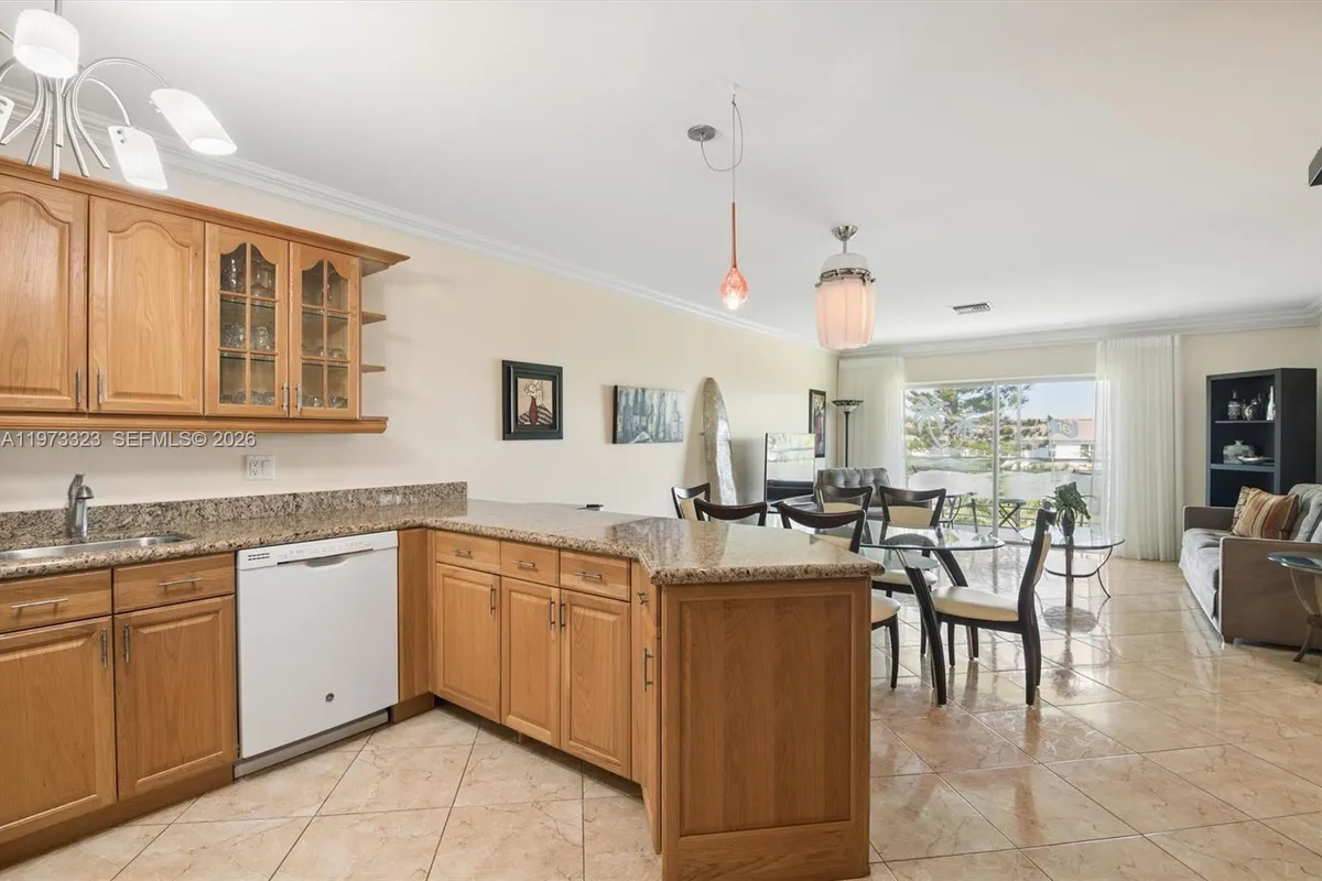 1000 Hillcrest Ct # 303, Hollywood FL 33021