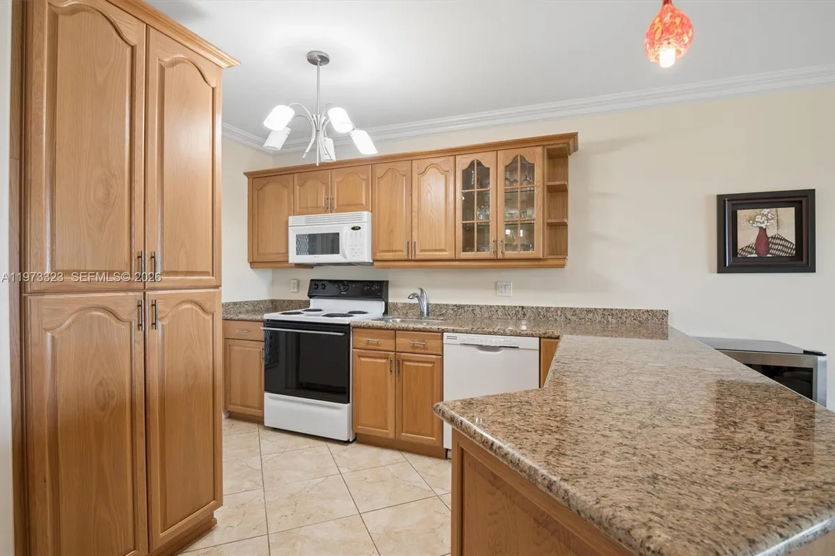 1000 Hillcrest Ct # 303, Hollywood FL 33021