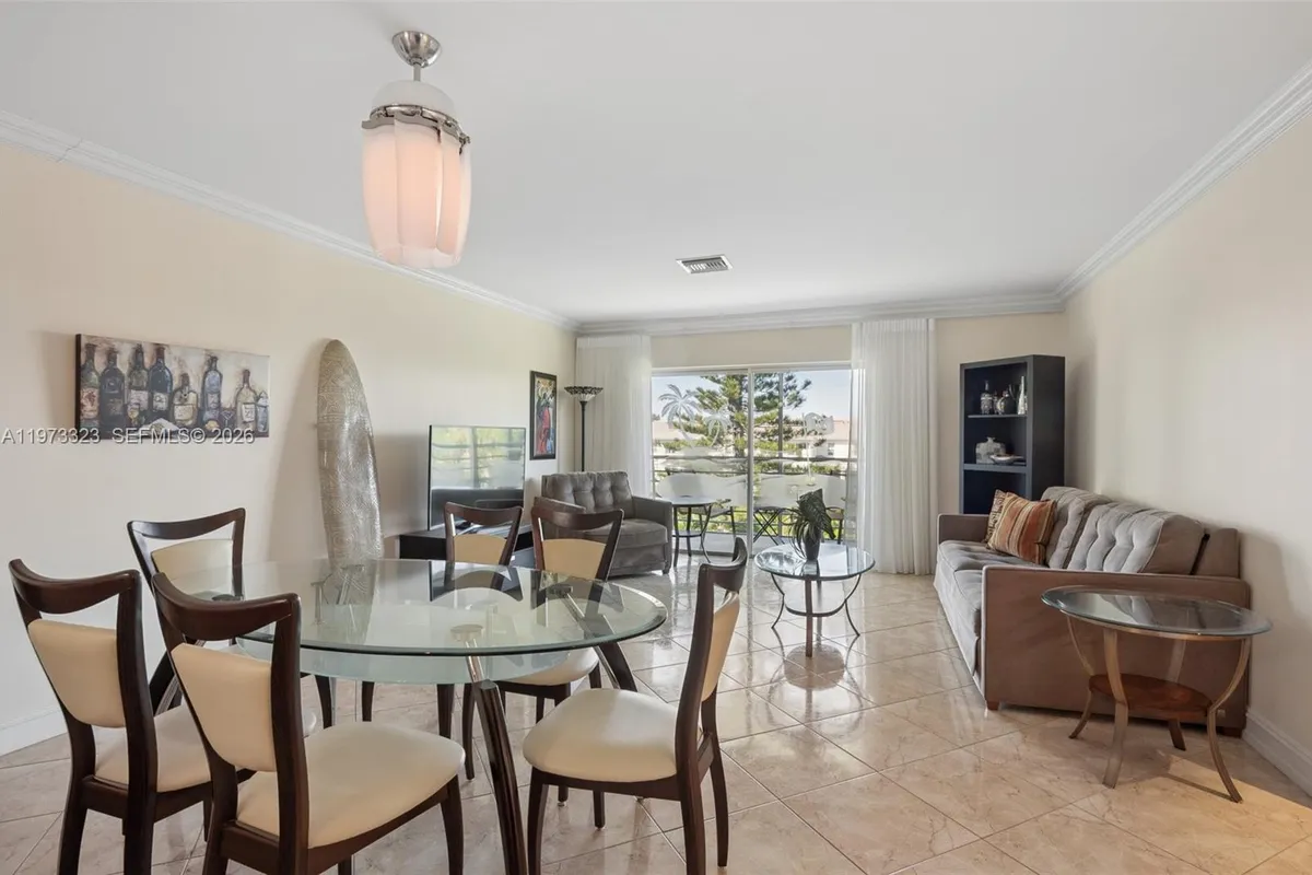 1000 Hillcrest Ct # 303, Hollywood FL 33021