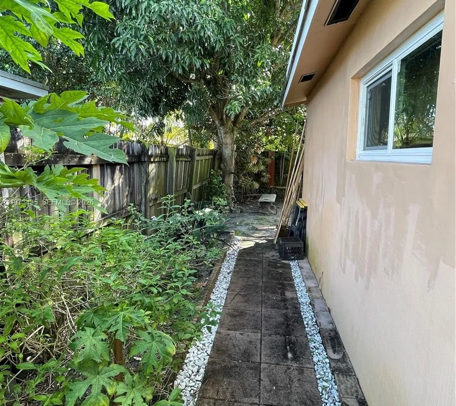 6560 NW 25th Ct, Sunrise FL 33313