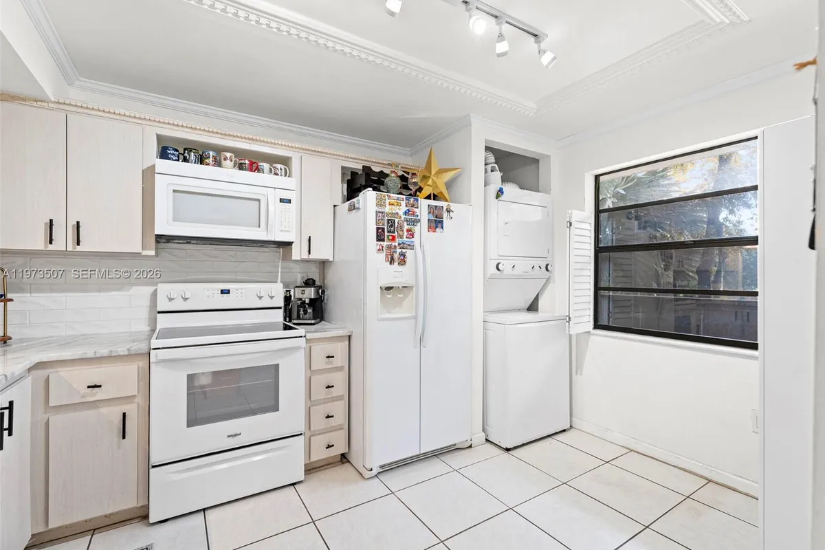 901 Colony Point Circle # 304, Pembroke Pines FL 33026