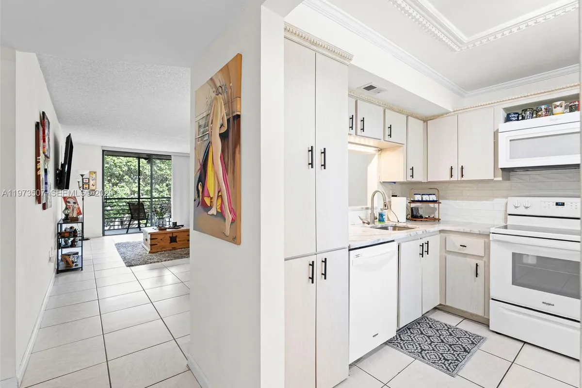 901 Colony Point Circle # 304, Pembroke Pines FL 33026