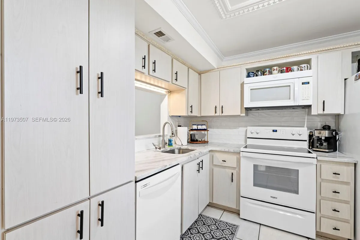 901 Colony Point Circle # 304, Pembroke Pines FL 33026