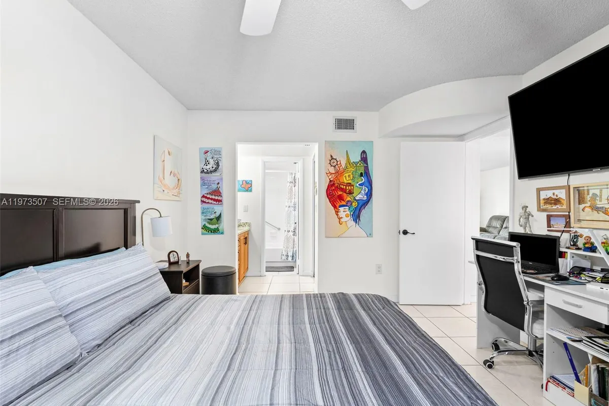 901 Colony Point Circle # 304, Pembroke Pines FL 33026