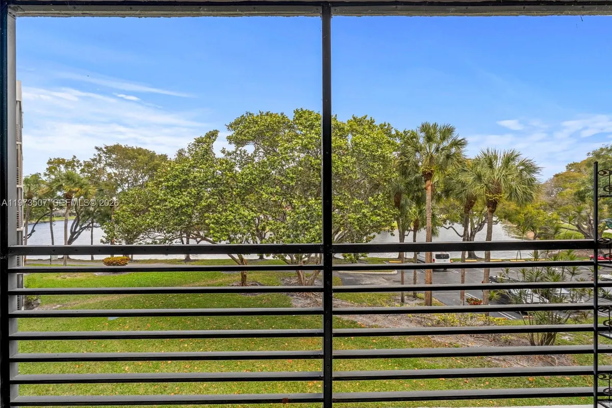 901 Colony Point Circle # 304, Pembroke Pines FL 33026