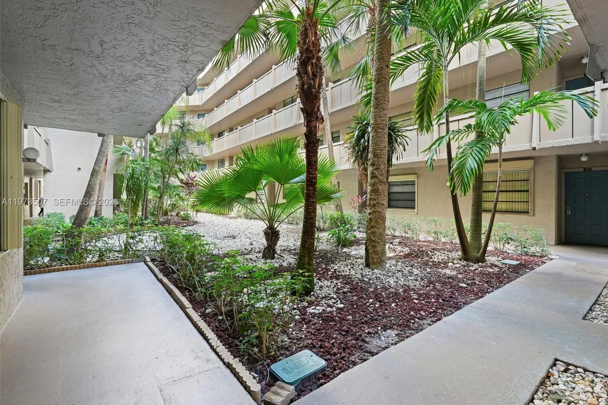 901 Colony Point Circle # 304, Pembroke Pines FL 33026
