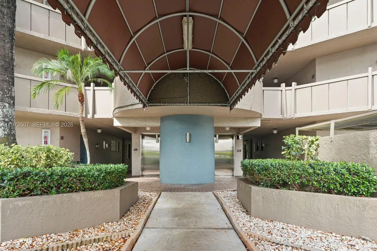 901 Colony Point Circle # 304, Pembroke Pines FL 33026