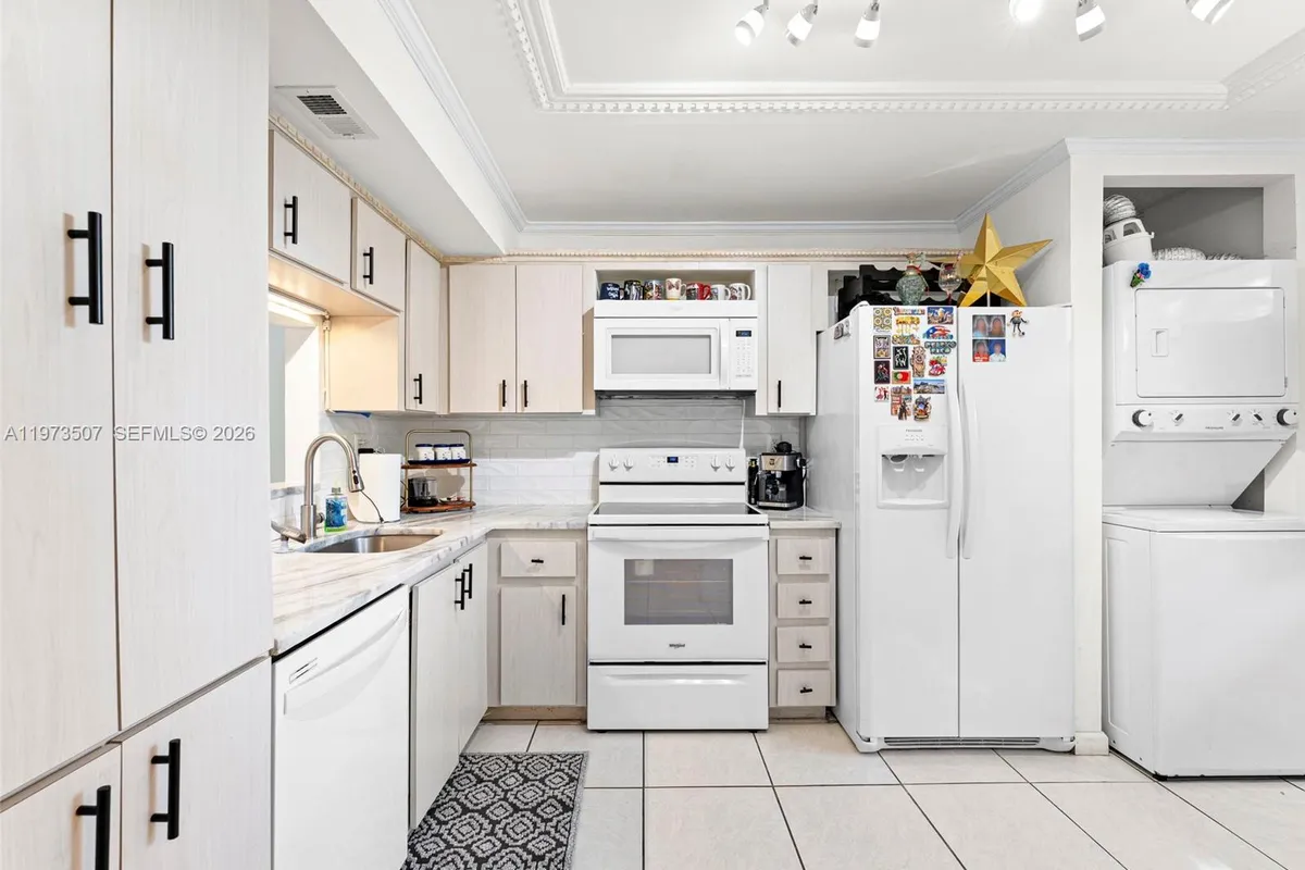 901 Colony Point Circle # 304, Pembroke Pines FL 33026