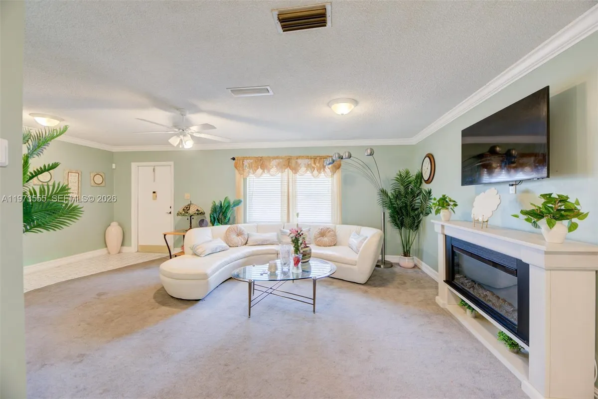 995 NW 74th Ave, Margate FL 33063