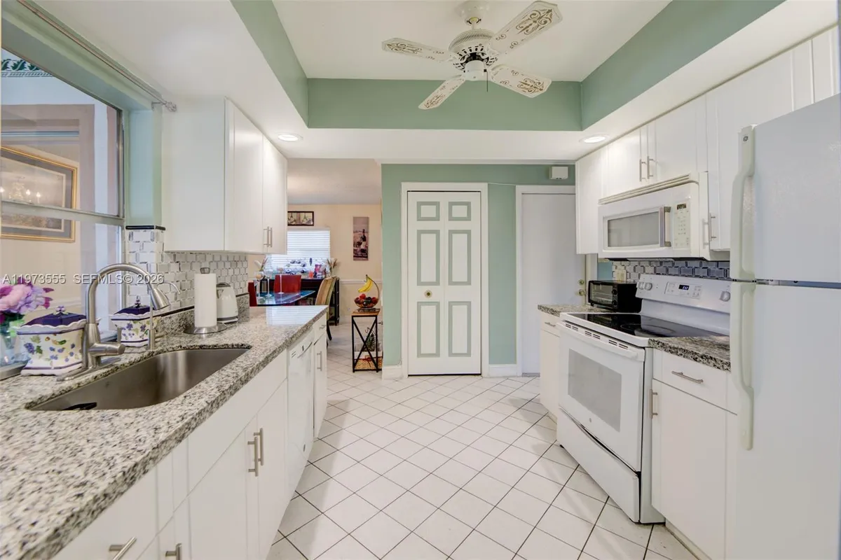 995 NW 74th Ave, Margate FL 33063