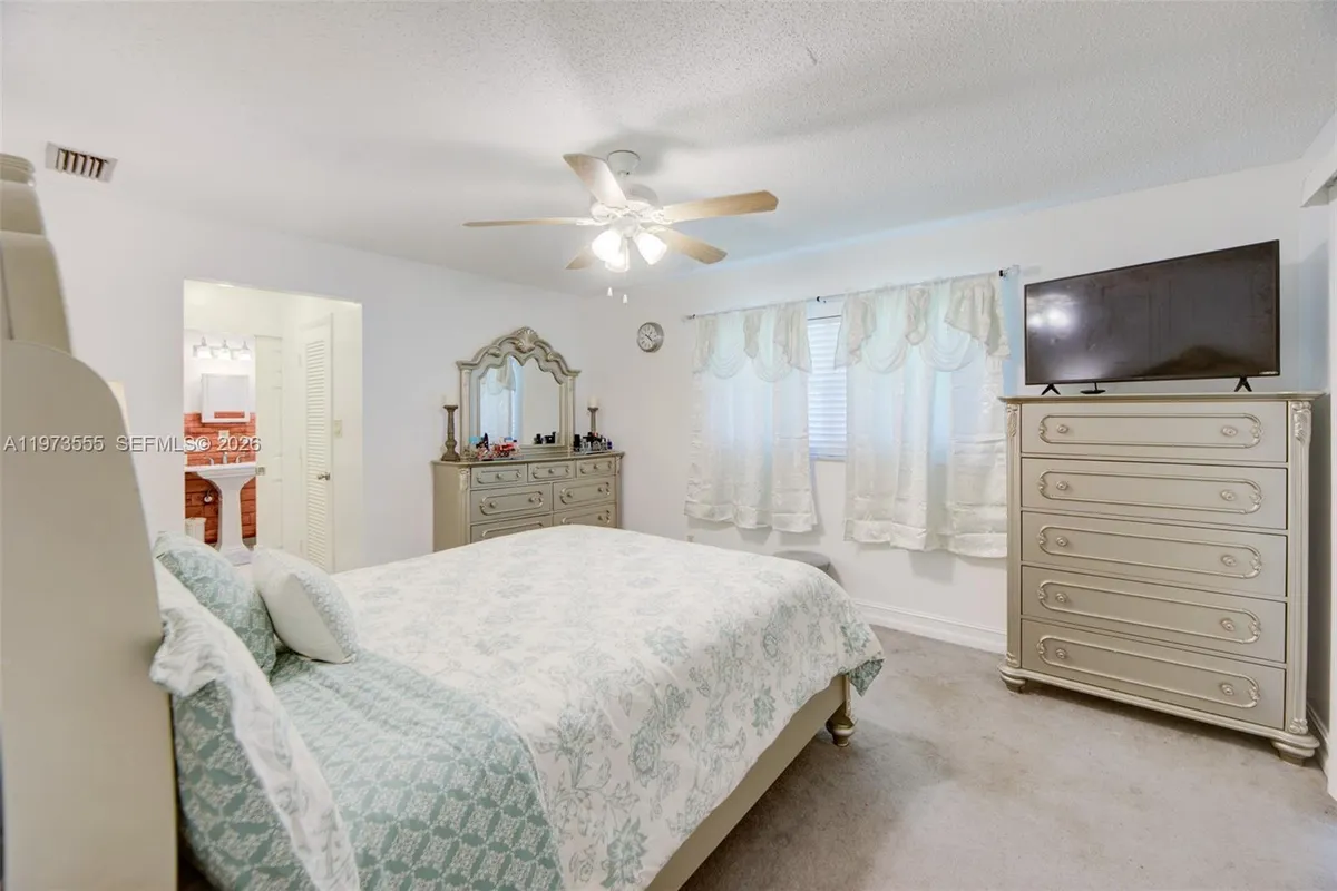 995 NW 74th Ave, Margate FL 33063