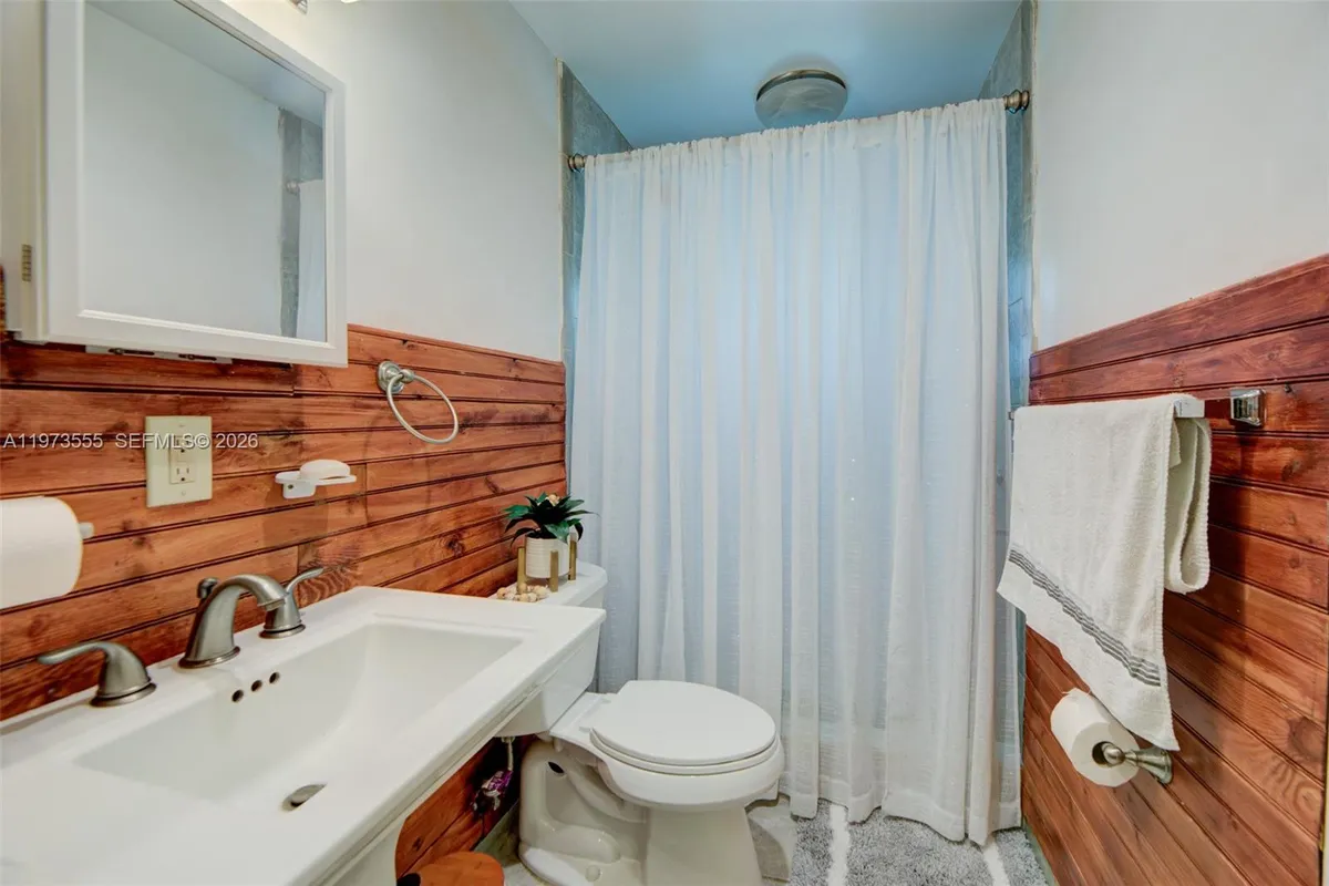 995 NW 74th Ave, Margate FL 33063