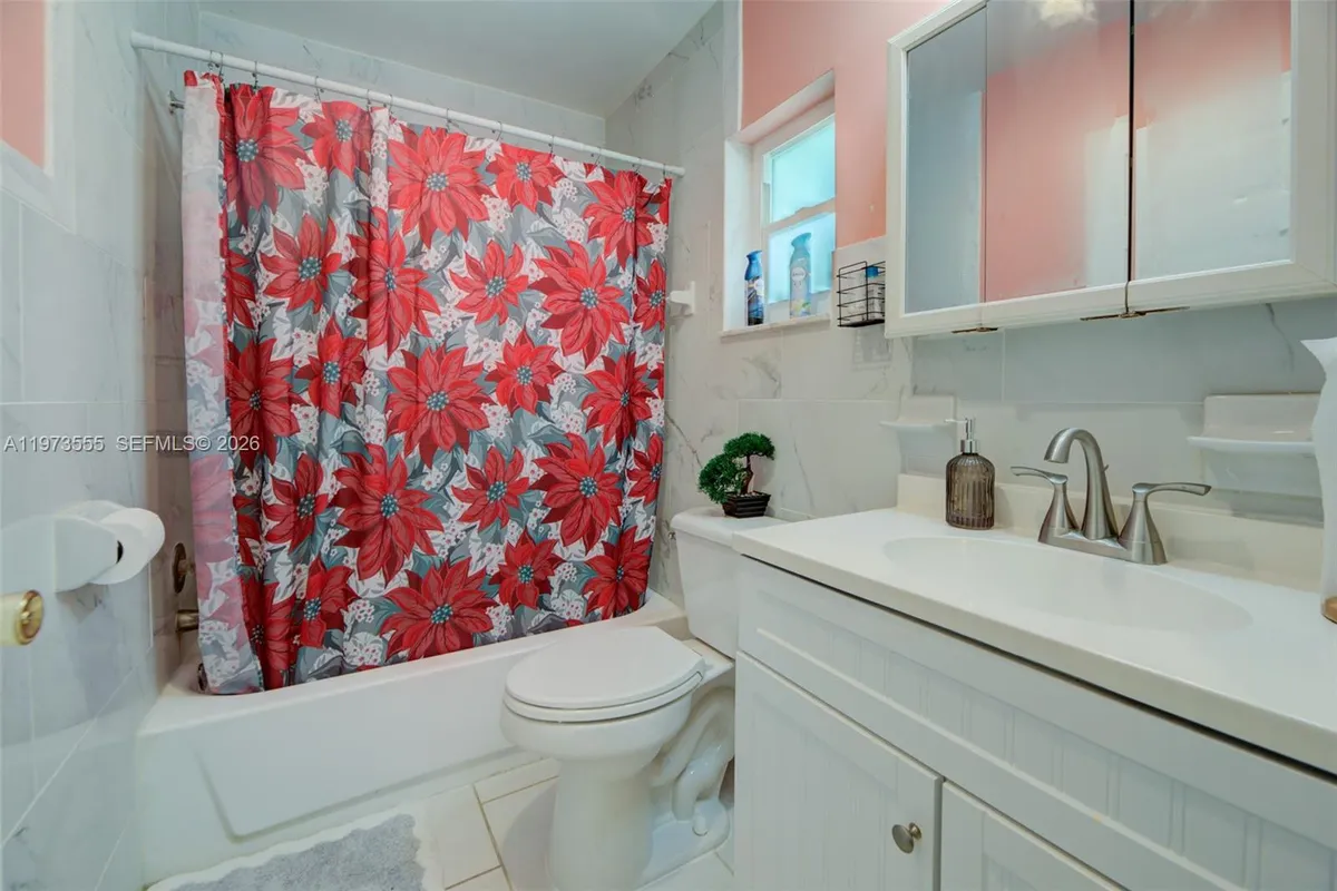 995 NW 74th Ave, Margate FL 33063