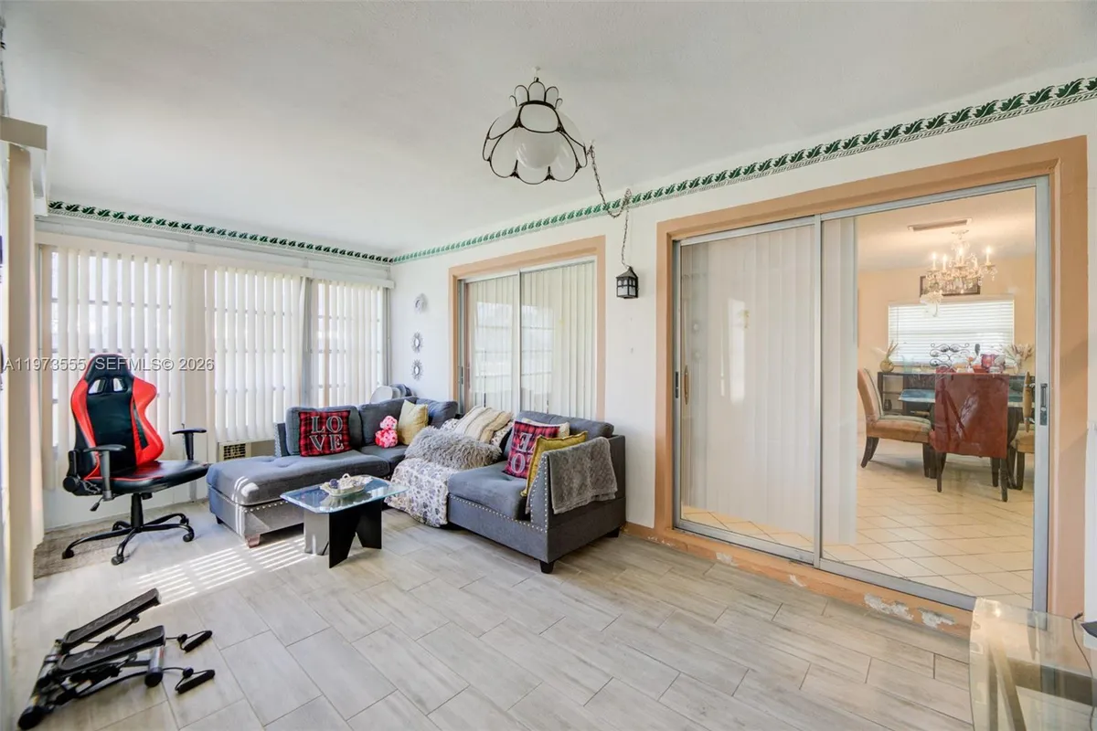 995 NW 74th Ave, Margate FL 33063