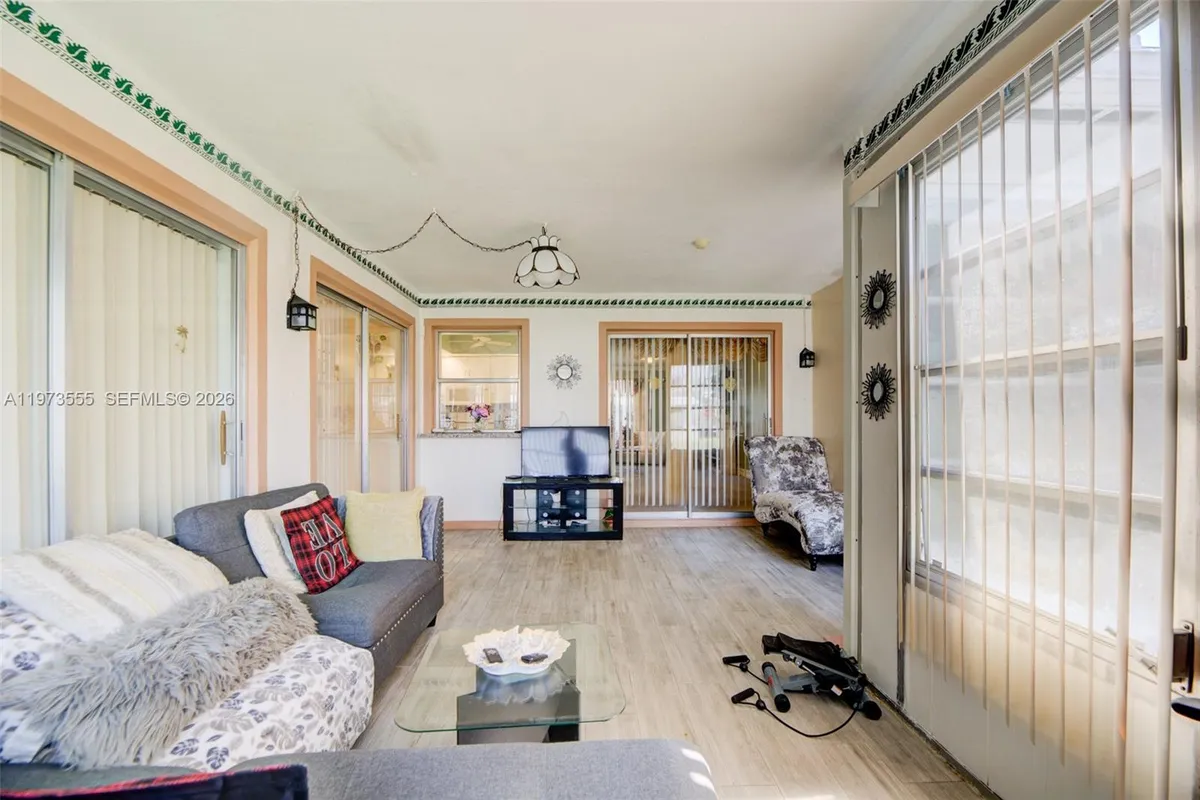 995 NW 74th Ave, Margate FL 33063