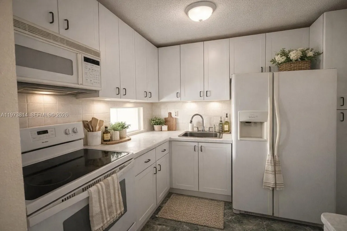 140 Royal Palm Rd # 202, Hialeah Gardens FL 33016