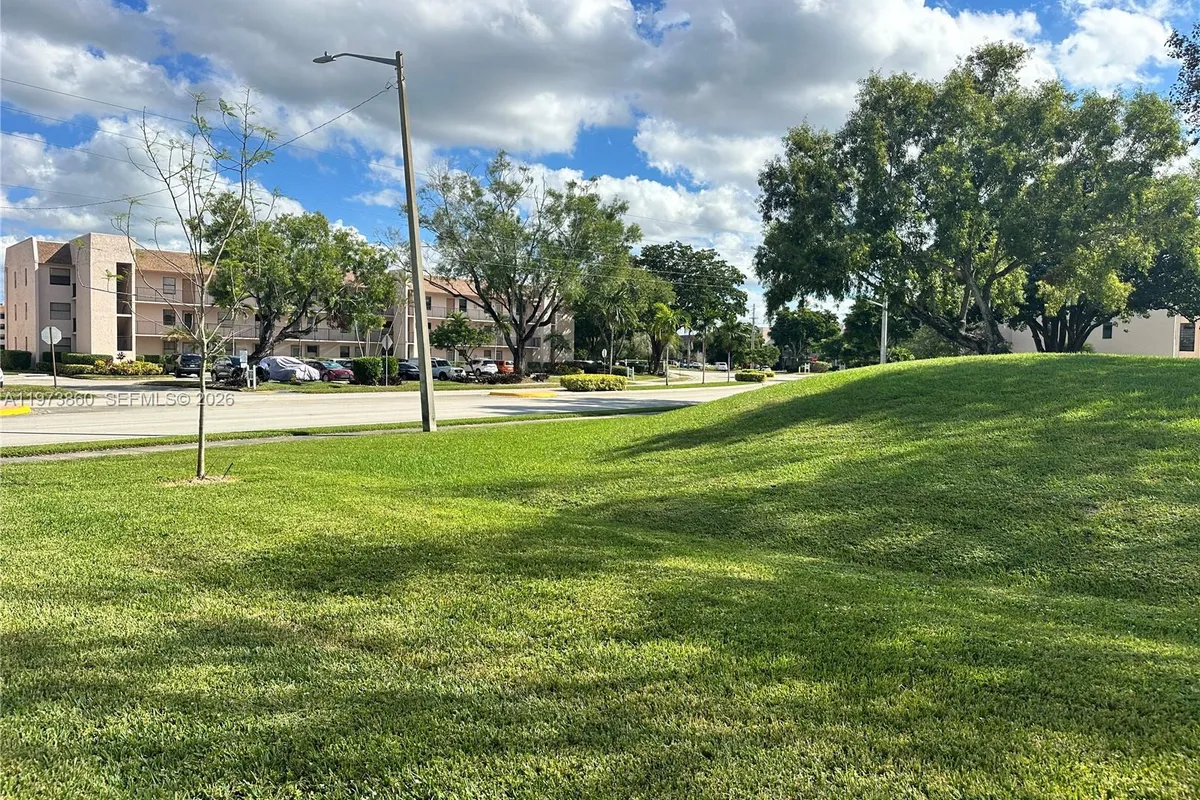 10434 Sunrise Lakes Blvd # 102, Sunrise FL 33322