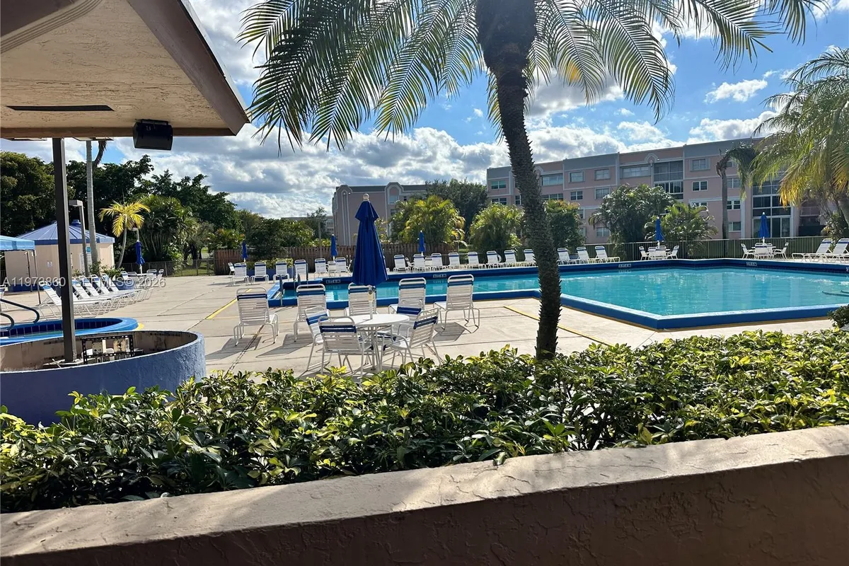 10434 Sunrise Lakes Blvd # 102, Sunrise FL 33322