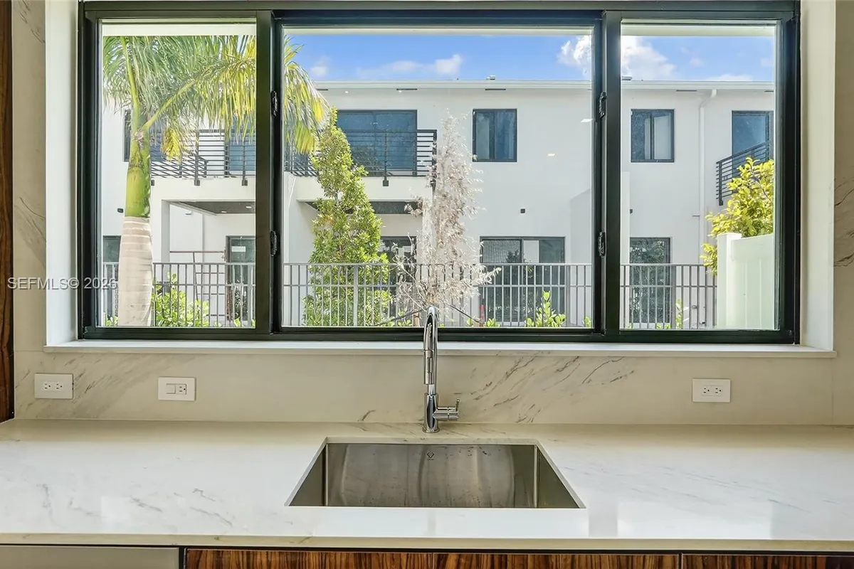 4652 SW 32ND AVE # B2, Dania Beach FL 33312