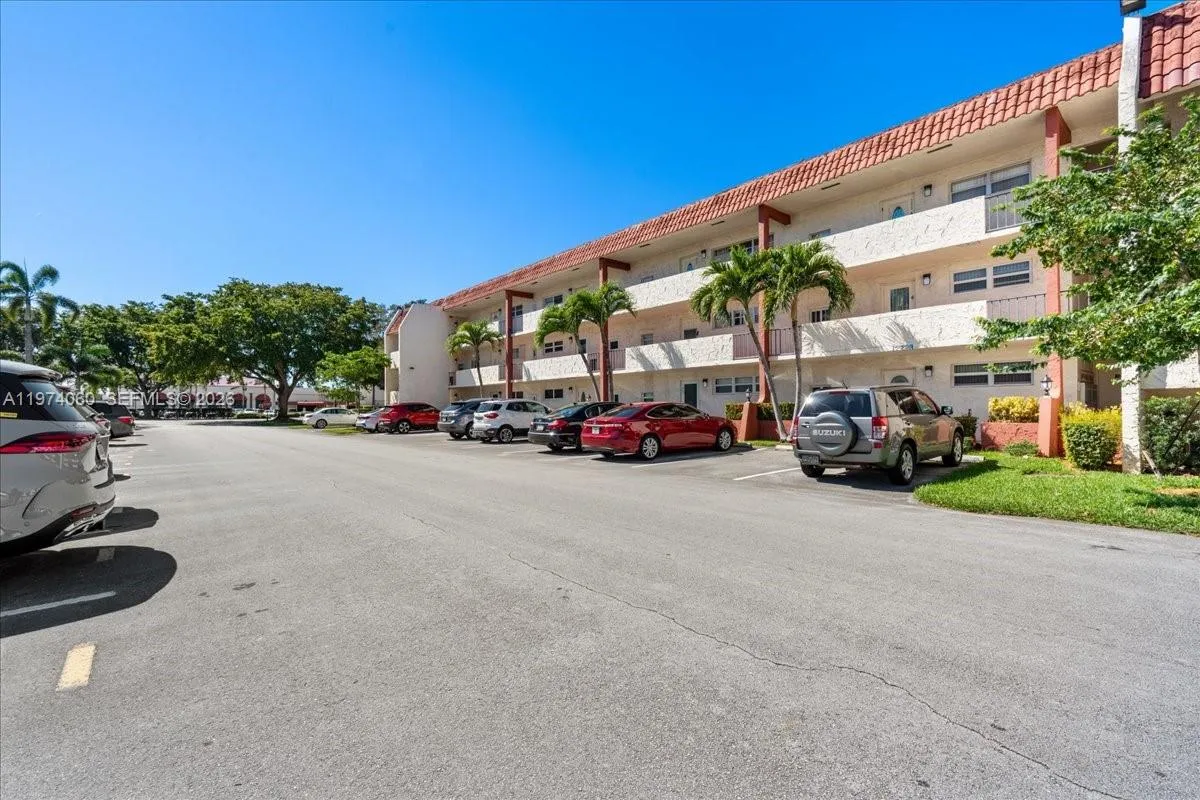 811 S Hollybrook Dr # 208, Pembroke Pines FL 33025