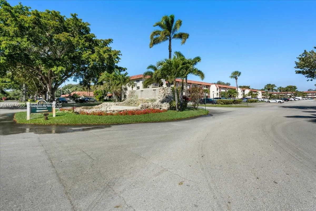 811 S Hollybrook Dr # 208, Pembroke Pines FL 33025