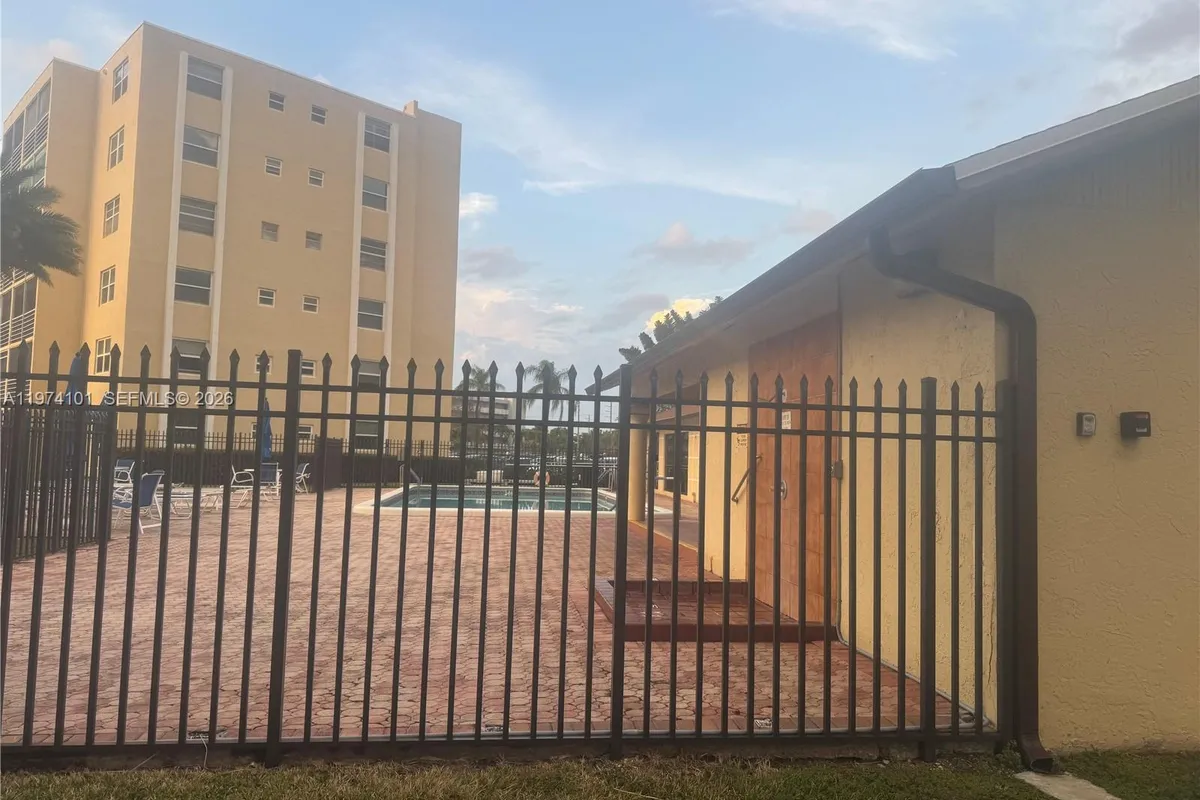 441 SE 3rd St # 505, Dania Beach FL 33004