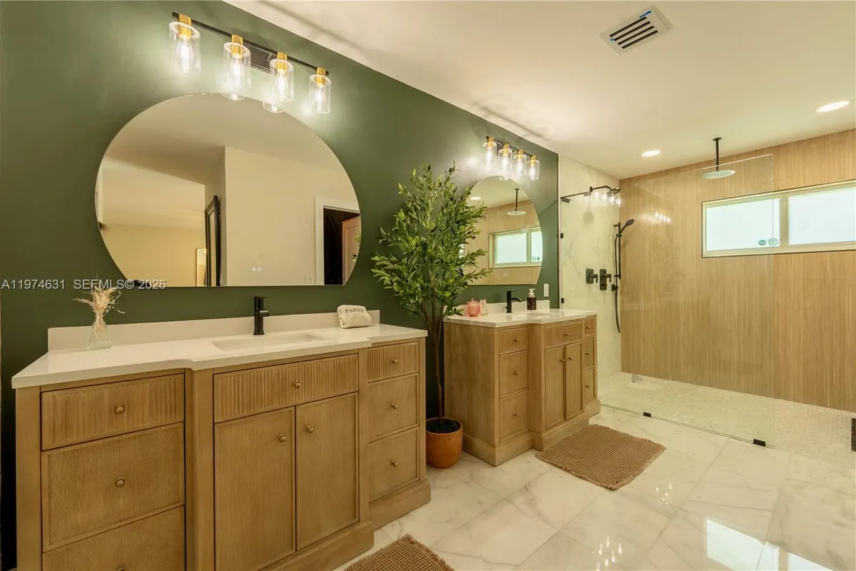 10461 SW 121st St, Miami FL 33176