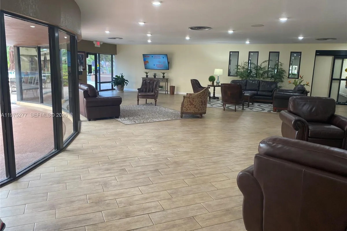 9310 Sunrise Lakes Blvd # 304, Sunrise FL 33322