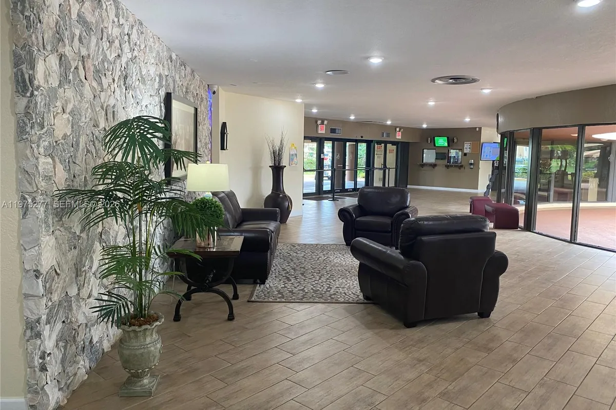 9310 Sunrise Lakes Blvd # 304, Sunrise FL 33322