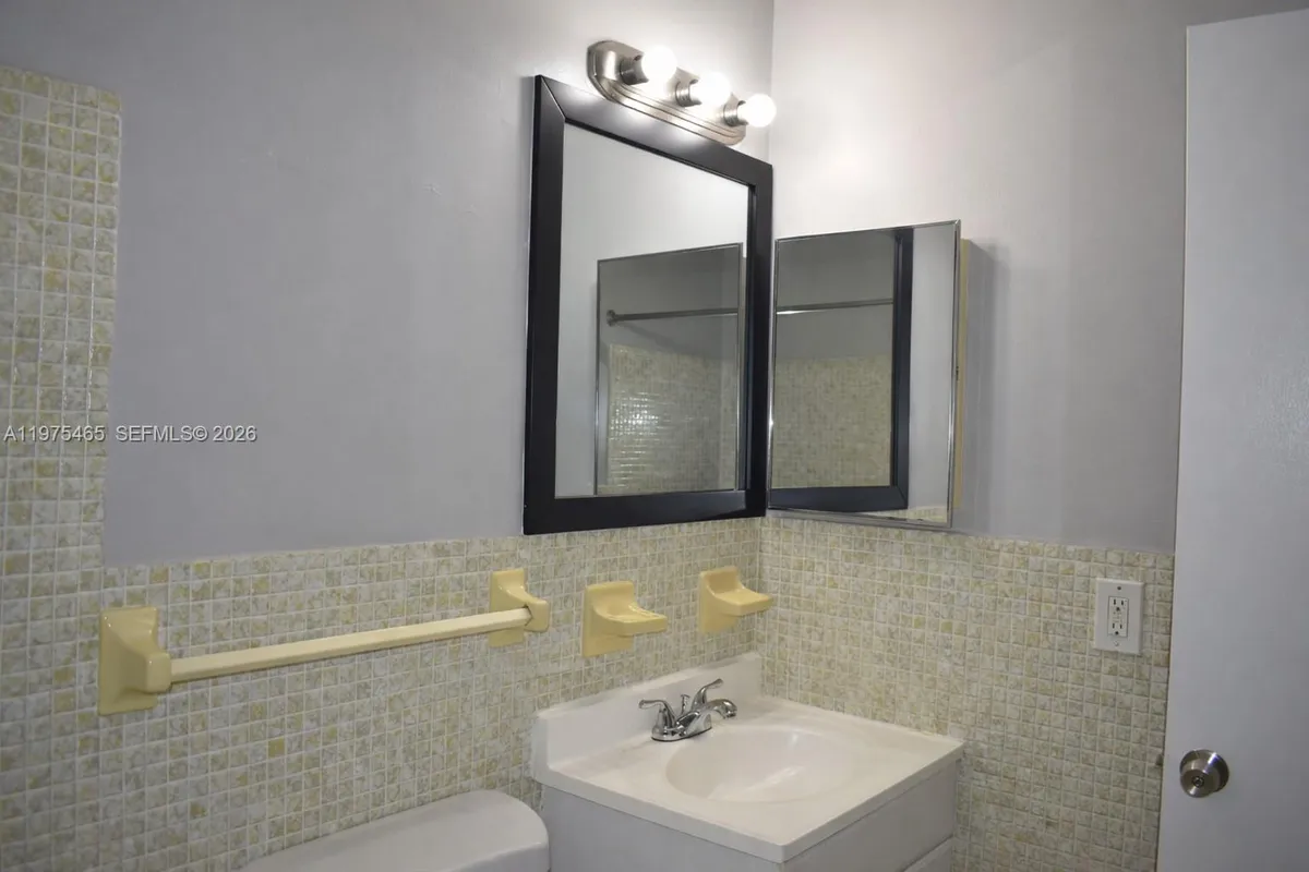 3841 NE 3rd Ave # 2, Oakland Park FL 33334