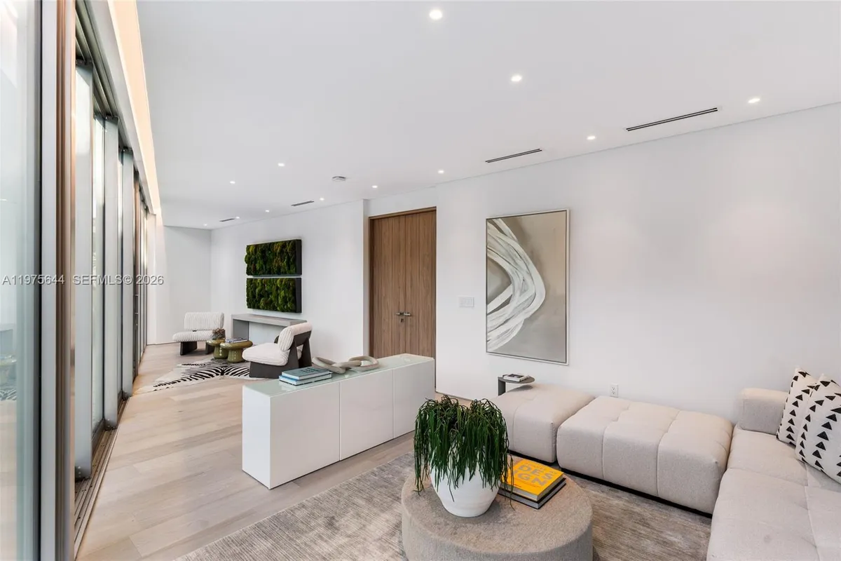 1616 Onaway Dr, Miami FL 33133