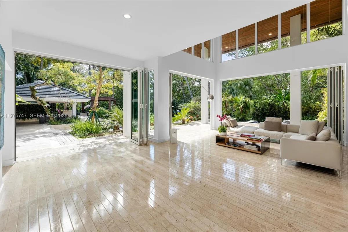 7150 W Lago Dr, Coral Gables FL 33143