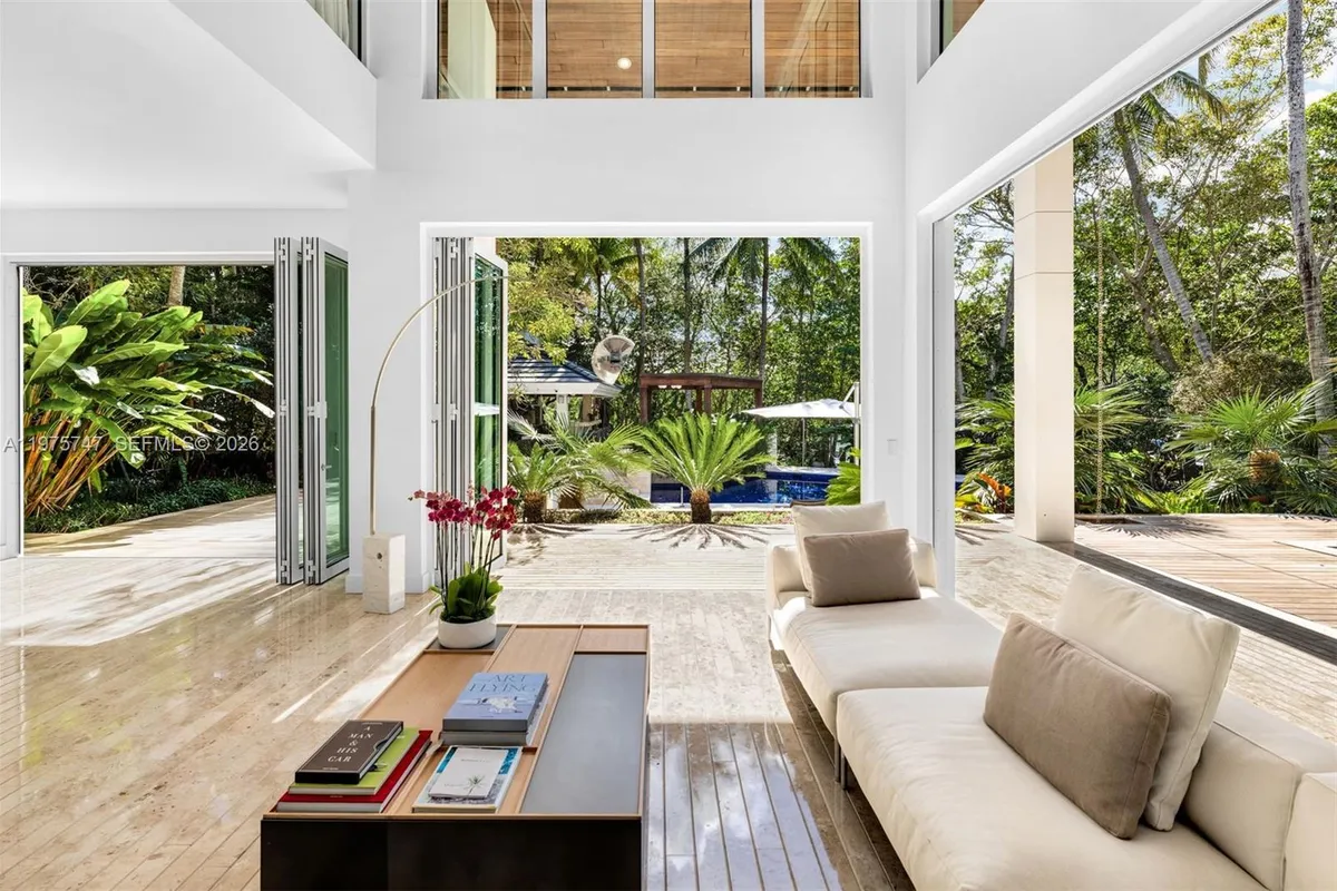 7150 W Lago Dr, Coral Gables FL 33143