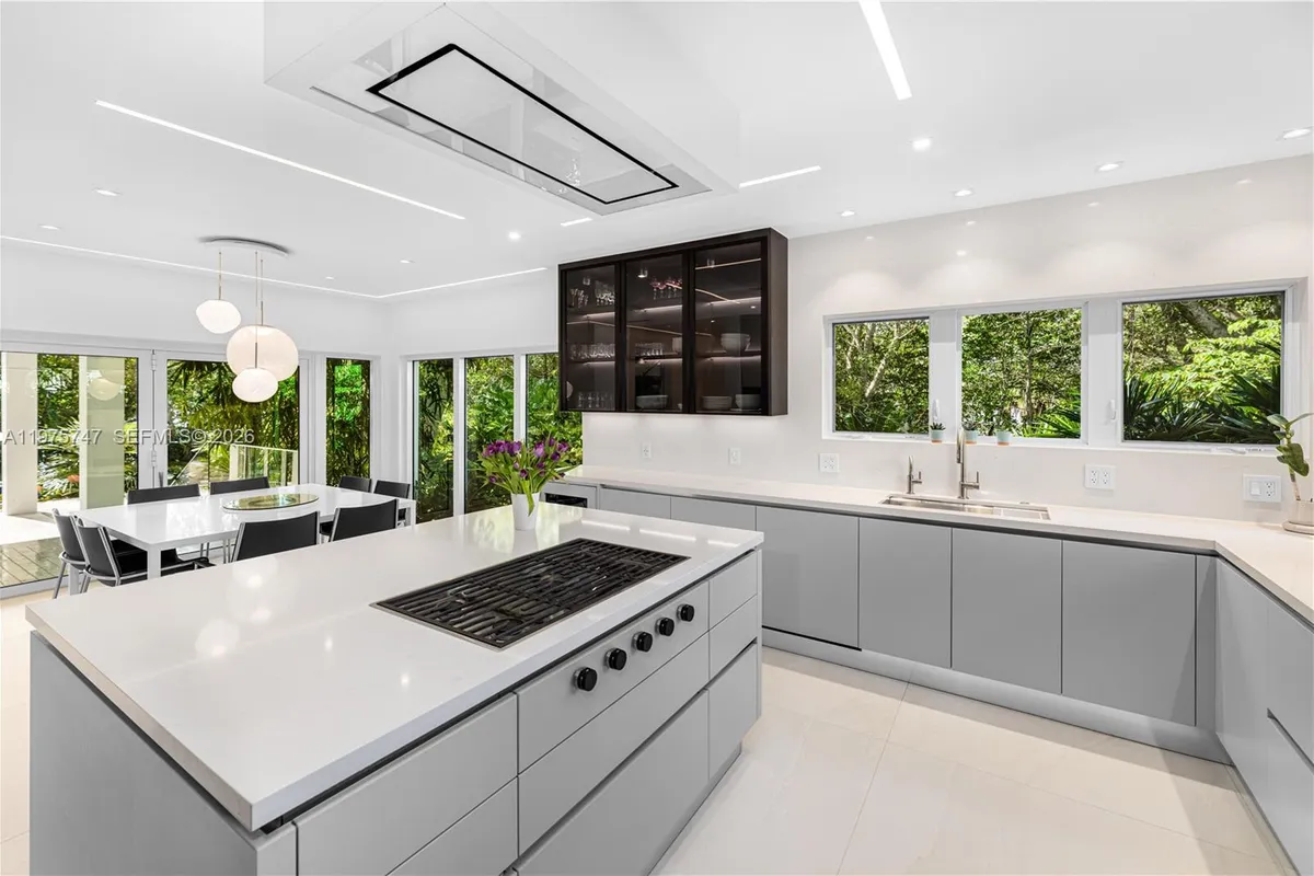 7150 W Lago Dr, Coral Gables FL 33143