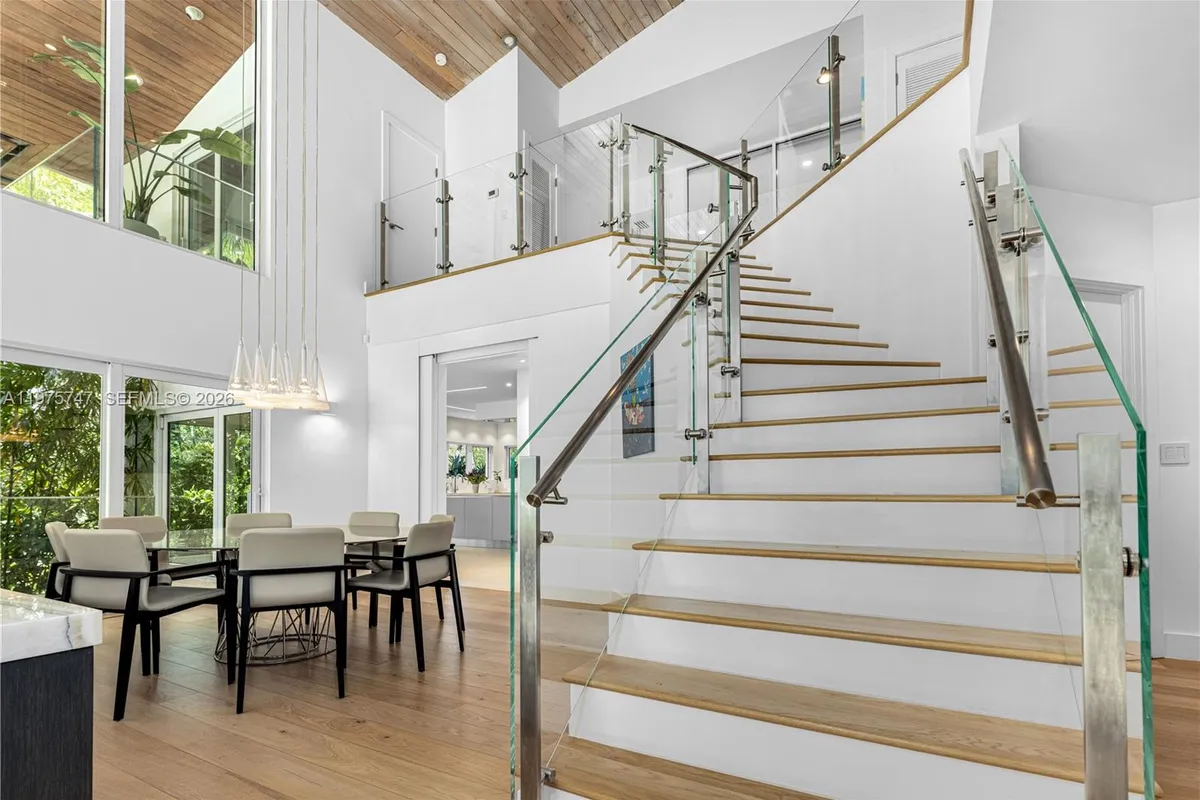 7150 W Lago Dr, Coral Gables FL 33143