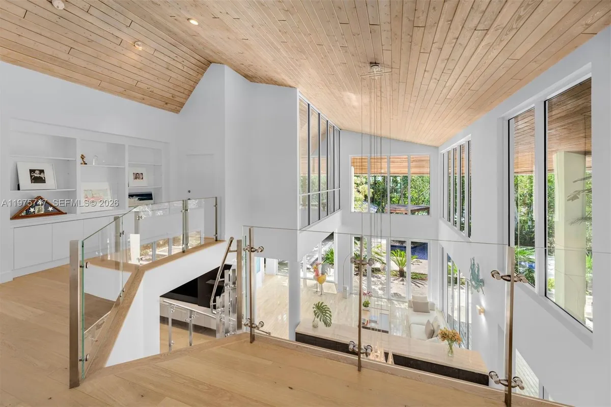 7150 W Lago Dr, Coral Gables FL 33143