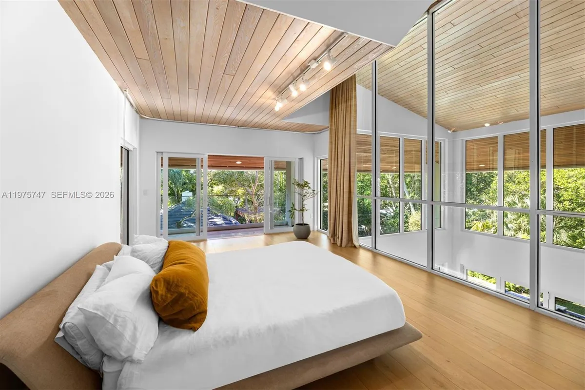 7150 W Lago Dr, Coral Gables FL 33143