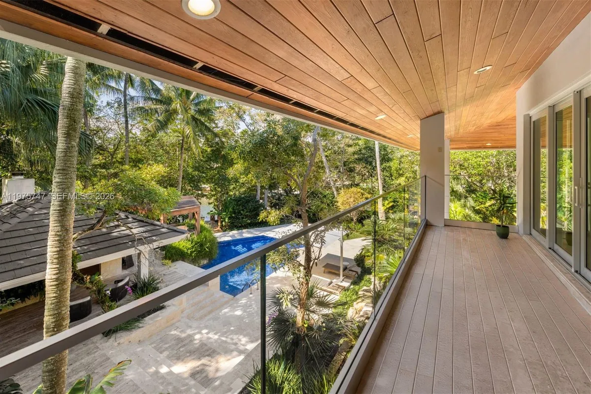 7150 W Lago Dr, Coral Gables FL 33143