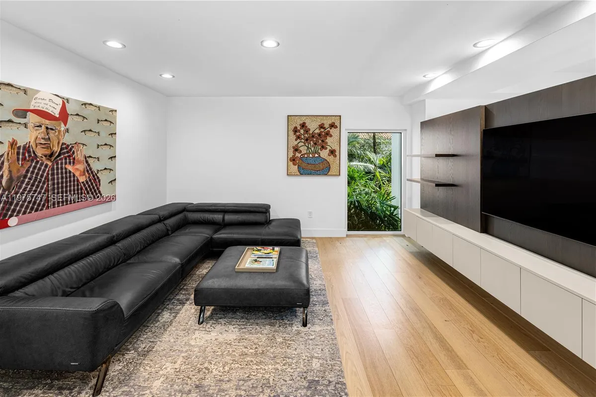 7150 W Lago Dr, Coral Gables FL 33143